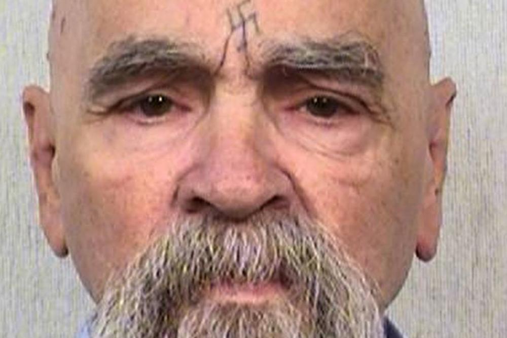 NJEGOVI ZLOČINI I DANAS UTERUJU JEZU U KOSTI: Umire ČARLS MENSON, najpoznatiji ubica 20. veka!