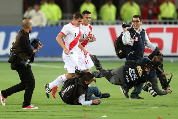OVO MOGU SAMO FANATICI! Fudbal je emocija, a ovaj komentator iz Perua je to i dokazao! (FOTO) (VIDEO)