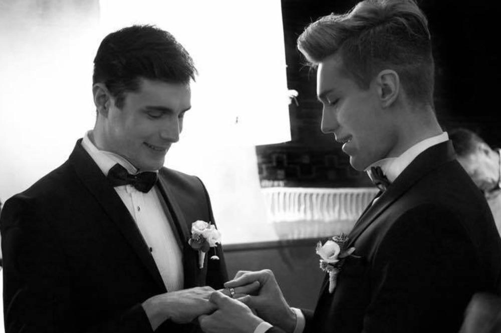 FOTKE SA GLAMUROZNOG VENČANJA: Srpski maneken se OŽENIO MUZIČAREM i za svog dragog nije štedeo ni dinara! (FOTO)