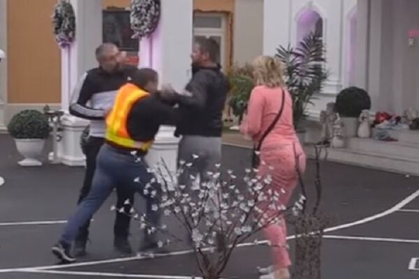 TUČA U ZADRUZI: Palo žestoko vređanje, hvatali se za gušu, umalo se nisu poubijali, dokle ide ovo ludilo?! (VIDEO)