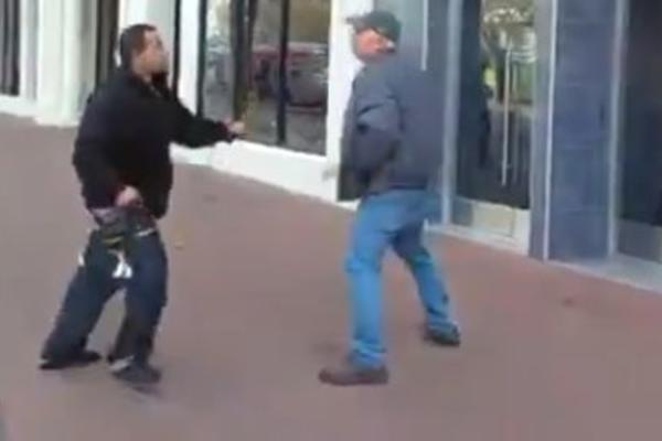 KRENUO JE DA UDARI DEDU NA ULICI: Kakvu strašnu grešku je napravio! (VIDEO)