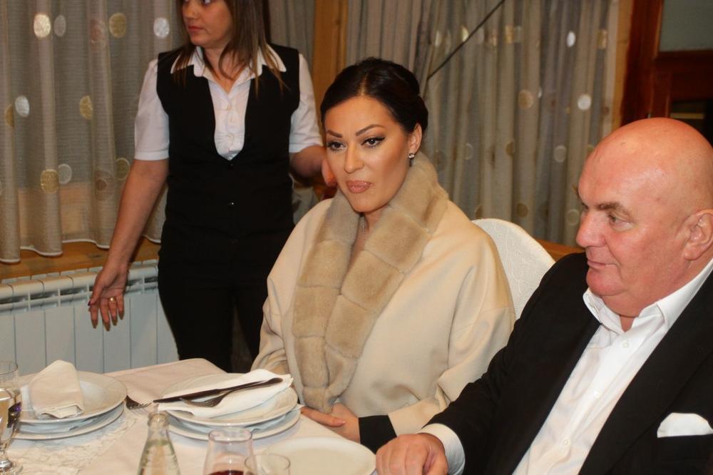 CECA I PALMA UHVAĆENI NA VEČERI U JAGODINI: Vesele se, jedu, piju, ćaskaju, a ne verujete ko im pravi društvo! (FOTO)(VIDEO)