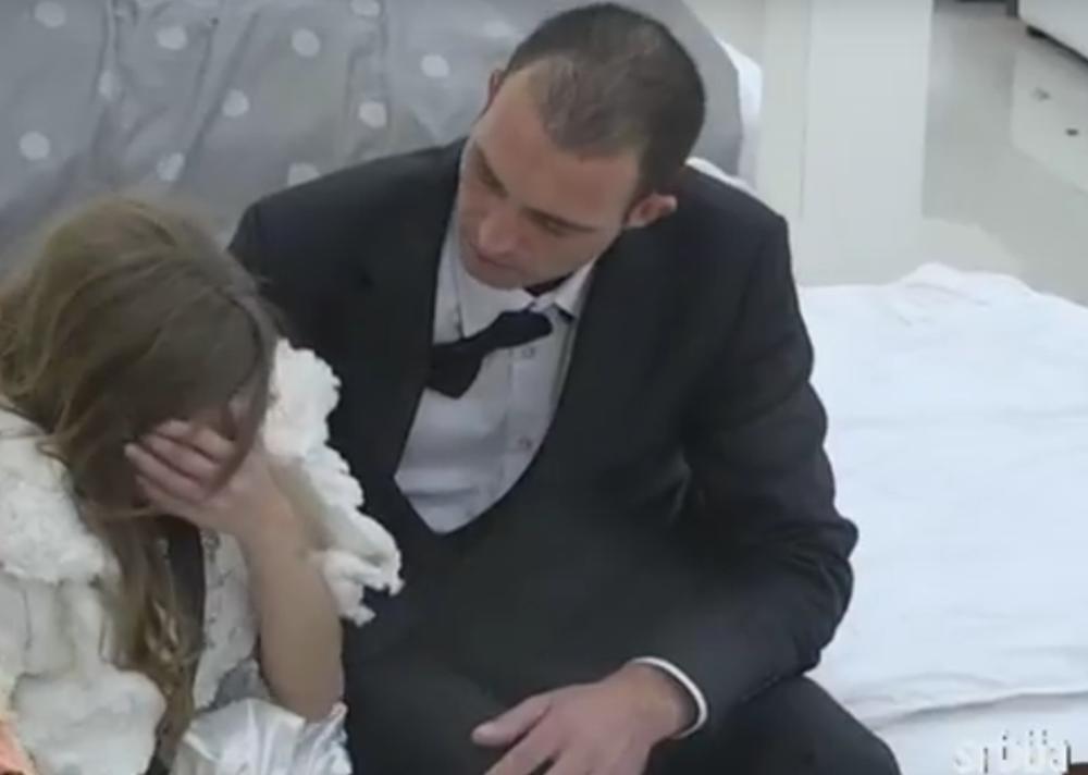 Divna po ceo dan plače  