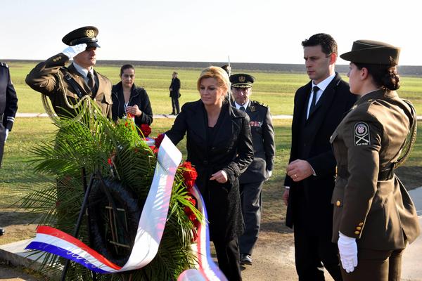 SKANDAL U VUKOVARU: Kolinda došla u ustaškim čizmama, pa poručila da Srbija i Hrvatska nisu prijateljske zemlje!