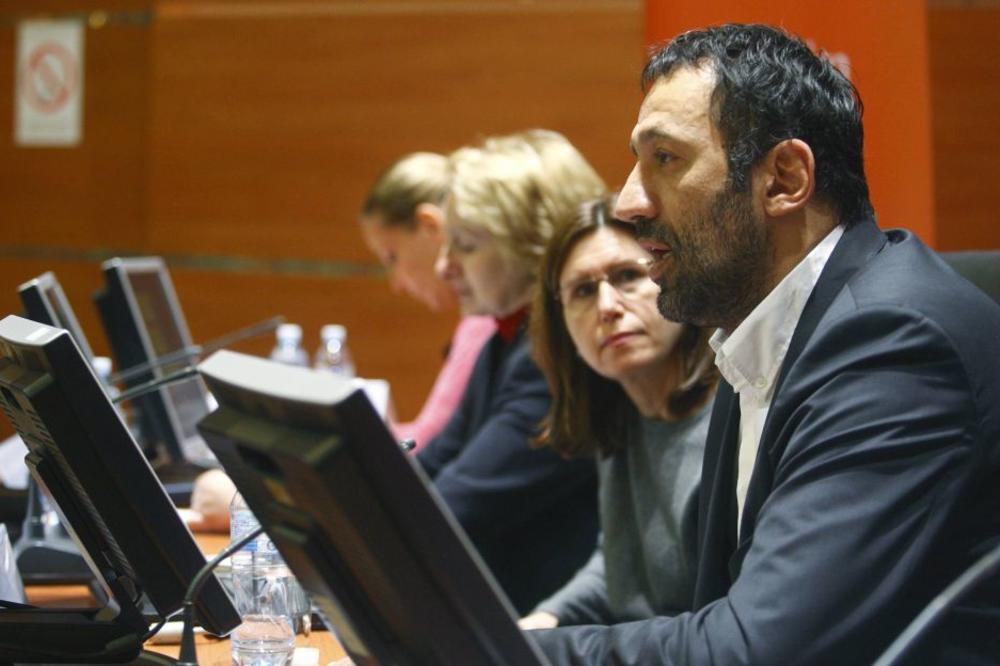 FRKA U SAKRAMENTU: Navijači Kingsa NAPALI Vlada Divca! (FOTO)