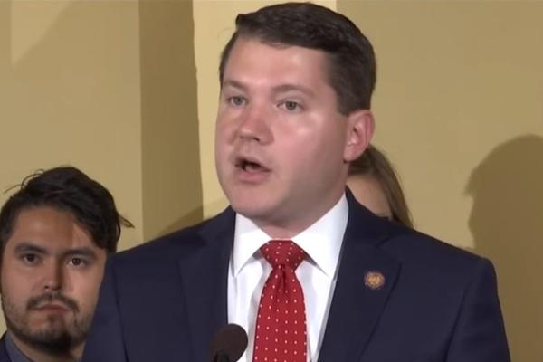 POLITIČAR HOMOFOB UHVAĆEN SA DRUGIM MUŠKARCEM NA DELU: Zatekli ih tokom seksa u kancelariji! (VIDEO)