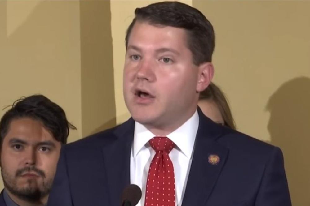 POLITIČAR HOMOFOB UHVAĆEN SA DRUGIM MUŠKARCEM NA DELU: Zatekli ih tokom seksa u kancelariji! (VIDEO)