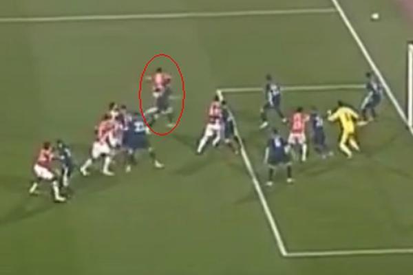 Zvezda opet dobila sumnjiv penal, Rad ostao sa igračem manje! (VIDEO)