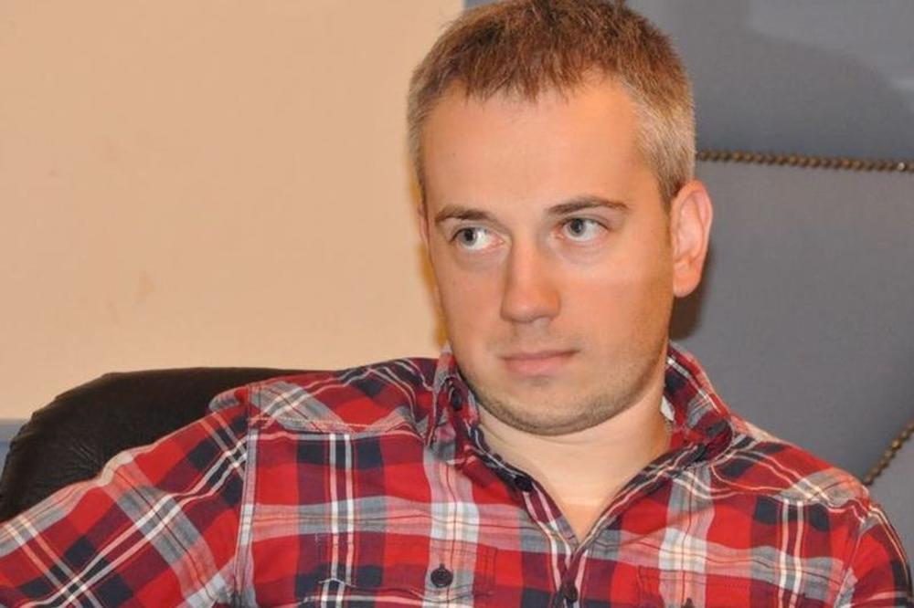 Pre početka utakmice ga uhvatio za vrat i psovao: NIŠKI NOVINAR TVRDI DA GA JE NAPAO FUNKCIONER SNS-a, ovaj sve demantovao!