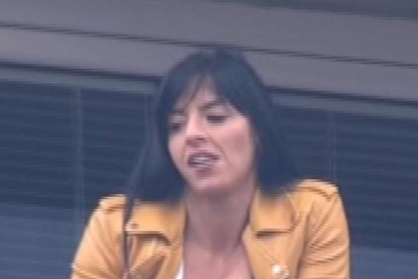 Pored ovih lopti, onu na terenu niko nije ni gledao! Dekolte ove dame na meču Javora i Partizana je bolji od milion evra! (FOTO)