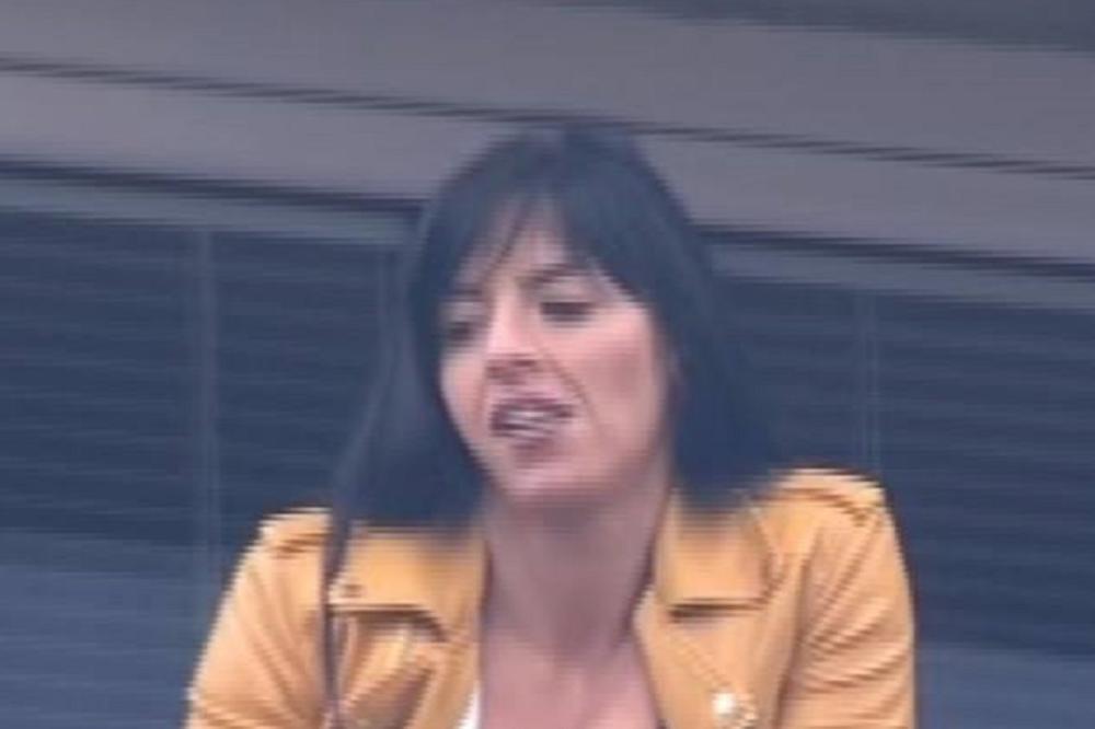 Pored ovih lopti, onu na terenu niko nije ni gledao! Dekolte ove dame na meču Javora i Partizana je bolji od milion evra! (FOTO)