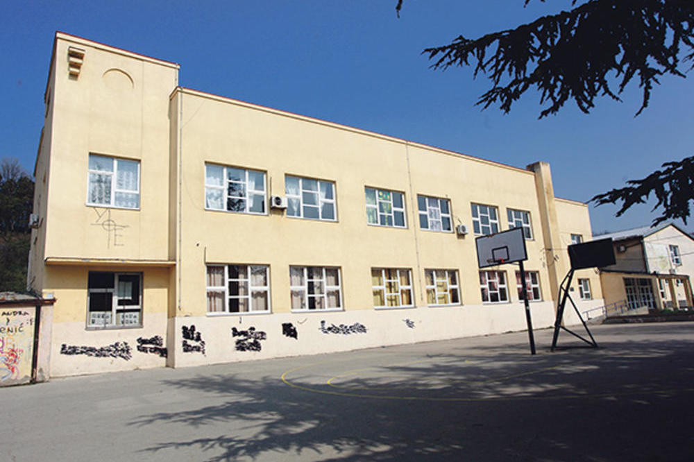 ODIGRAO SE PRAVI HOROR NA ŠKOLSKOM DVORIŠTU: Dečak se SRUŠIO pa učitelj mislio da se "PRAVI MRTAV", ubrzo je UMRO!