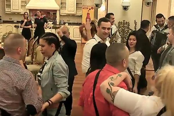 ŠOKANTNA PROSIDBA U PAROVIMA: Pred očima bivše pitao drugu da se uda za njega! Ovo je moj najsrećniji dan!