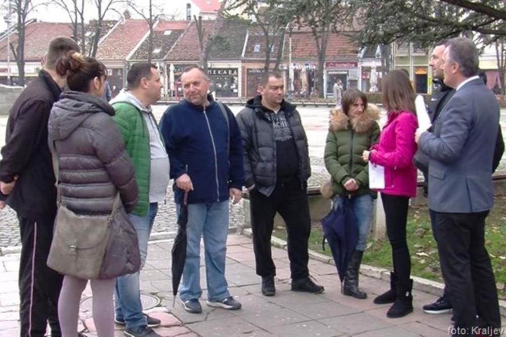 Novi skandal trese Srbiju! POLICAJAC PESNICAMA UDARAO NEDUŽNU DECU U KRALJEVU! Dobili batine jer su hteli da iznenade druga! (VIDEO)