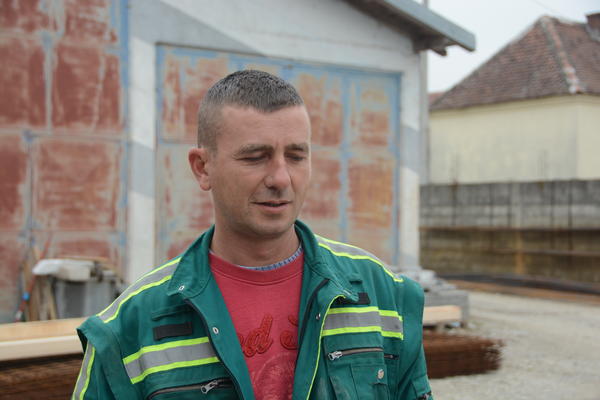 U SELU NEŽENJA ON JE GLAVNI ŠMEKER! Ovo je najveći baja u Jadranskoj Lešnici za kojim uzdišu čak i udate žene! (FOTO)