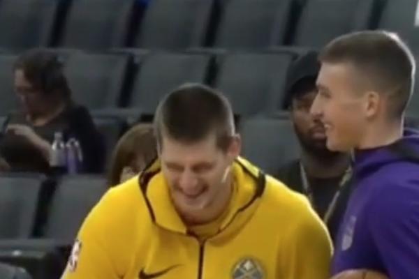 NIJE MOGAO DA SE SMIRI: Jokić se zamalo bacio na parket kada mu je Bogdanović nešto rekao! (VIDEO)