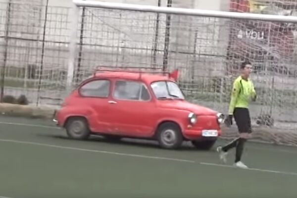 A ko će drugi, nego Crnogorci?! Na Cetinju imaju svoj princip postavljanja korner zastavica! (VIDEO)