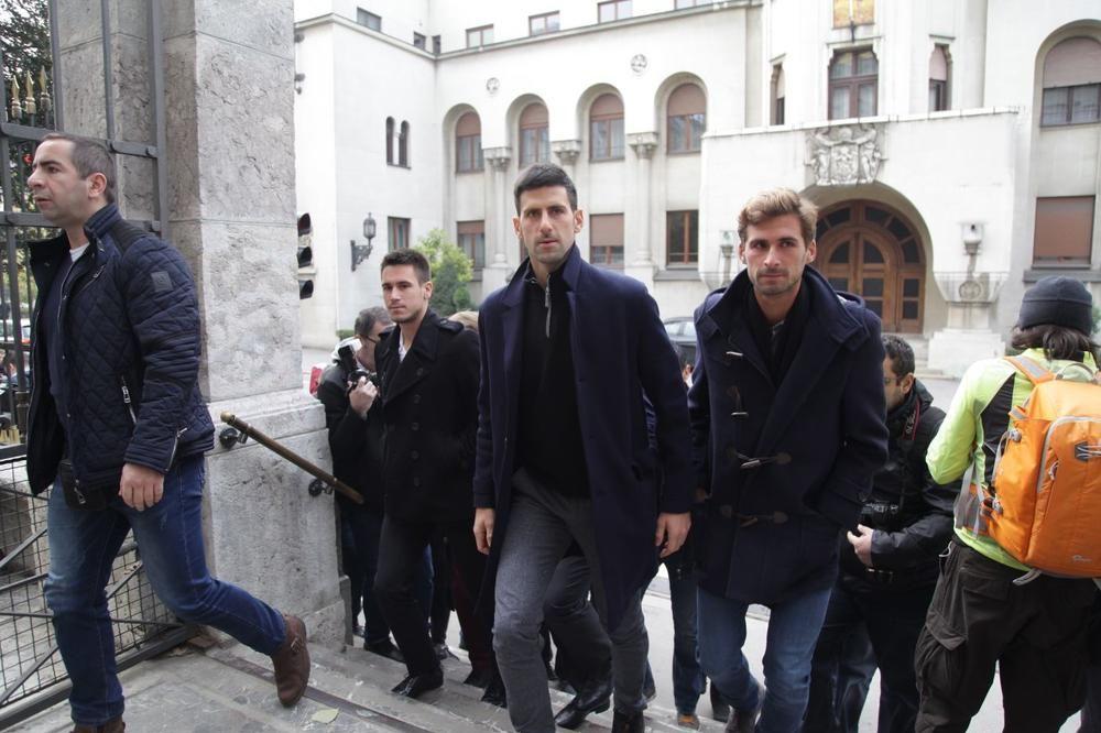 ĐOKOVIĆ U SABORNOJ CRKVI REŽE SLAVSKI KOLAČ: Novak slavi Aranđelovdan sa svojom porodicom u Beogradu! (FOTO) (VIDEO)