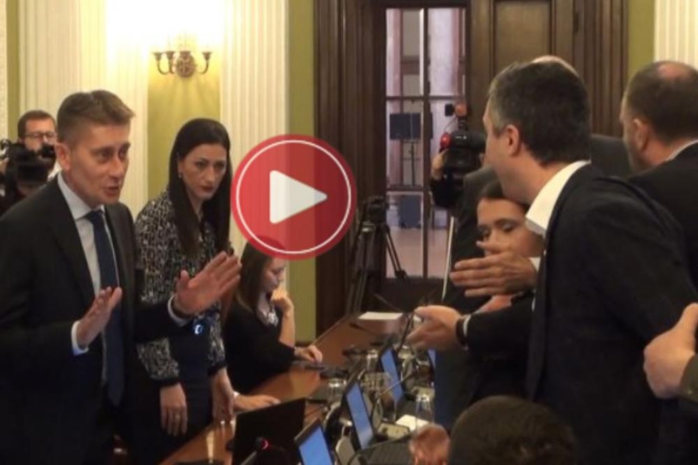 Pogledajte momenat kada je Boško Obradović MIŠEM udario Aleksandra Martinovića u Skupštini (VIDEO)