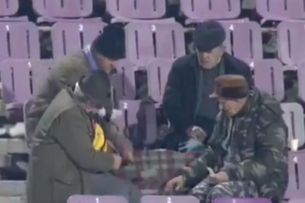 KO IGRA UOPŠTE? Matorci u Rumuniji došli na stadion da igraju karte kako bi pobegli od žena! (VIDEO)