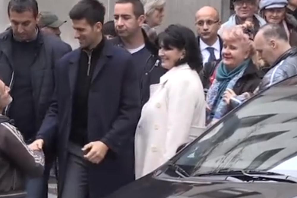 BEOGRAĐANI DOČEKALI NOLETA POSLE SLAVSKOG RUČKA: Svi su hteli da mu čestitaju slavu! (VIDEO)