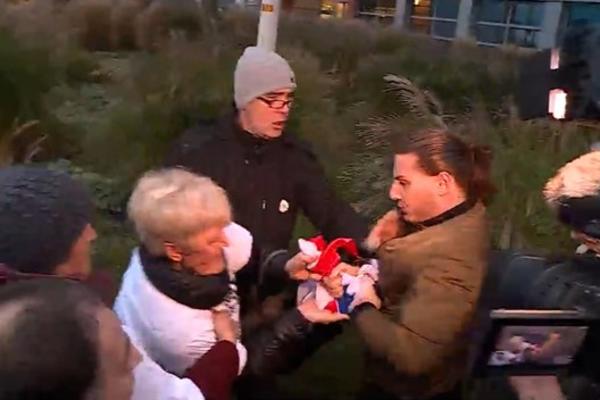 INCIDENT U HAGU UOČI PRESUDE MLADIĆU: Mladić došao sa zastavom Srbije, ŽENA GA NAPALA (VIDEO)