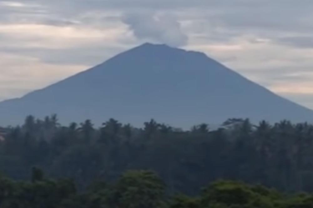 PROBUDIO SE VULKAN NA BALIJU: Nakon 50 godina mirnog života, ljudi sada BEŽE U PANICI! (VIDEO)