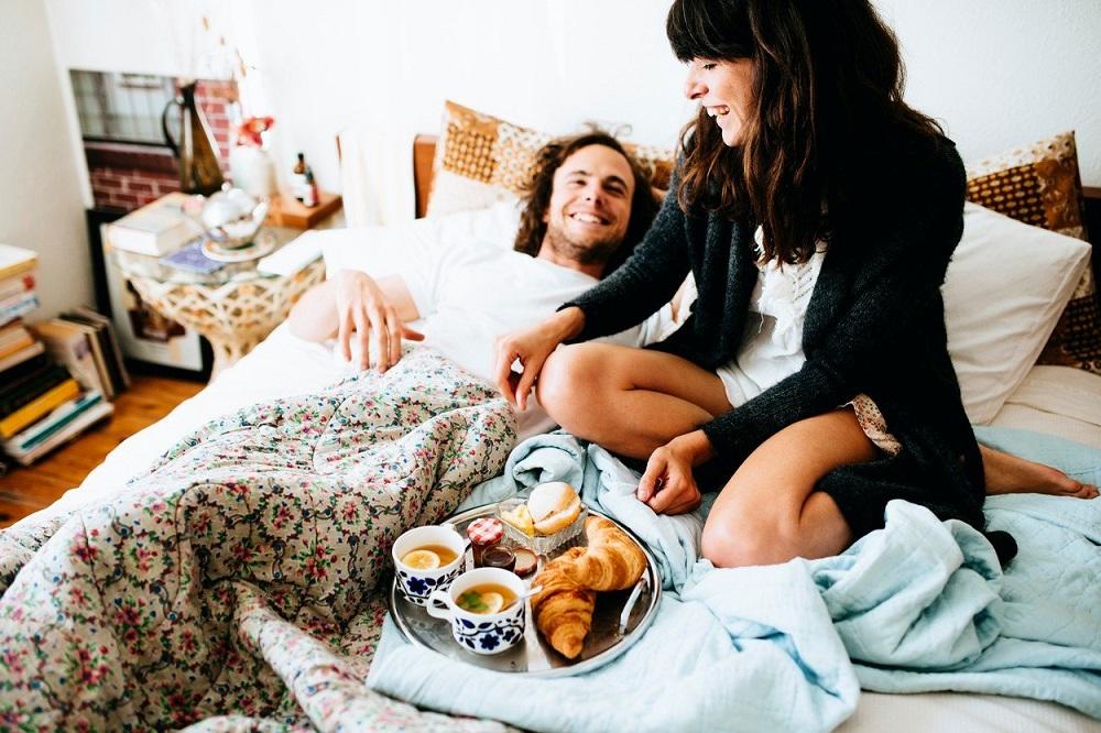 Šta se dešava tvom telu kad jedeš kasno uveče? (FOTO) (GIF)