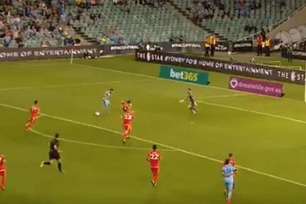 AJDE PO BUREK, A KAD SI VEĆ TAMO UZMI I JOGURT: Bivši miljenik Delija majstorijom u stilu Piksija doneo trofej klubu! (VIDEO)