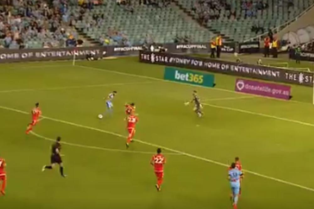 AJDE PO BUREK, A KAD SI VEĆ TAMO UZMI I JOGURT: Bivši miljenik Delija majstorijom u stilu Piksija doneo trofej klubu! (VIDEO)