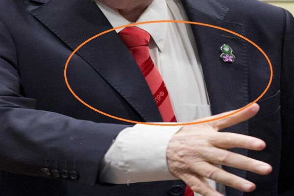 DVA SKRIVENA SIMBOLA NA RATKU MLADIĆU: Svi su čekali presudu, a malo ko je primetio ŠTA JE NOSIO (FOTO)