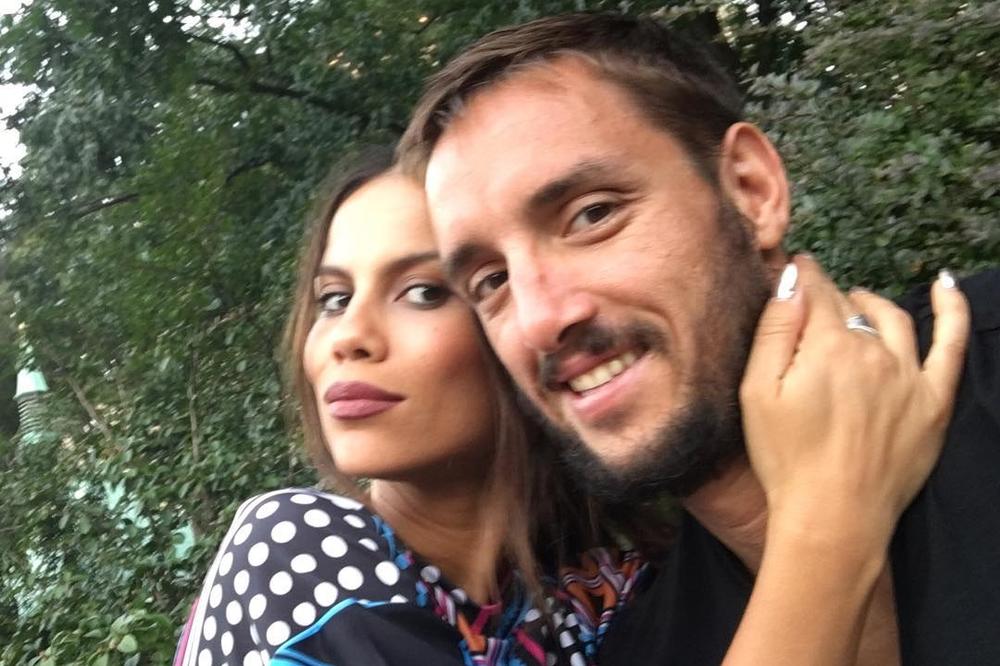 PRVA ZAJEDNIČKA FOTOGRAFIJA PORODICE TROICKI: Pet meseci posle rođenja ćerke, bračni par rešio da nas RAZNEŽI! (FOTO)