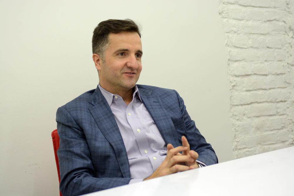 BRANO JE USPEO U AMERICI, INVESTIRA U IME MILIJARDERSKE PORODICE: I ima savet za mlade Srbe koji ih vodi ka uspehu! (VIDEO)