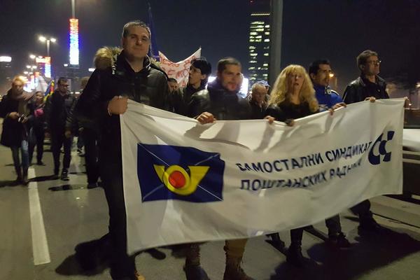 PROTEST U TOKU, RADNICI POŠTE NA ULICAMA! Haos u centru, oni traže svoja prava! (FOTO)