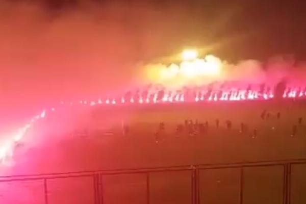 GROBARI ZAPALILI ZEMUNELO! Spektakl na treningu Partizana pred meč sa Jang Bojsom! (VIDEO)