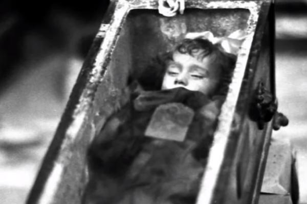 SNIMLJEN TRENUTAK KADA DEVOJČICA KOJA JE UMRLA PRE 300 GODINA OTVARA OČI! Verujete li šta vidite?