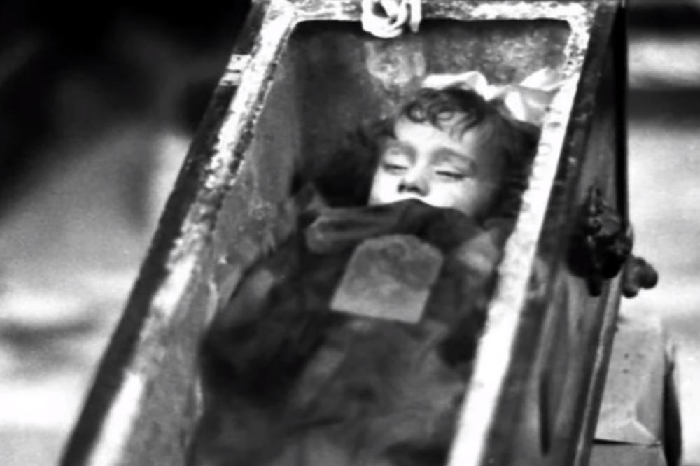 SNIMLJEN TRENUTAK KADA DEVOJČICA KOJA JE UMRLA PRE 300 GODINA OTVARA OČI! Verujete li šta vidite?