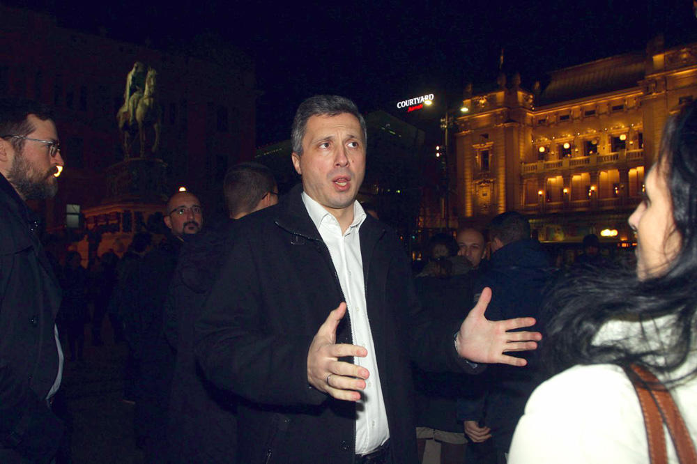 Poslanici Dveri i Dosta je bilo tvrde da su ih napali aktivisti SNS