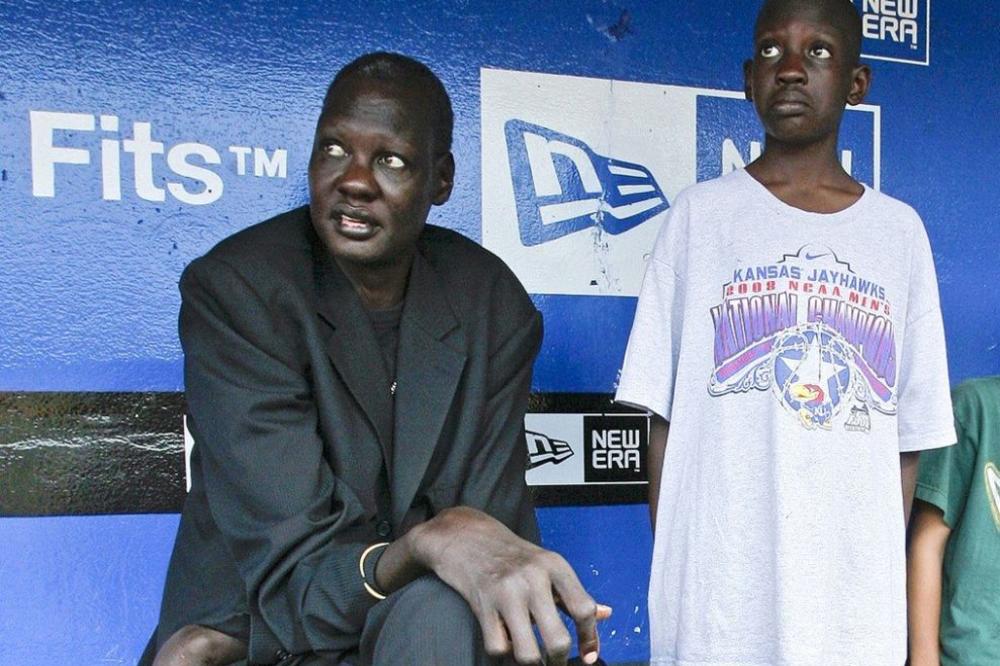 IMAO JE IZMEĐU 40 I 50 KADA JE IGRAO U NBA: Neobične tvrdnje čoveka koji je otkrio Manutea Bola! (FOTO) (VIDEO)