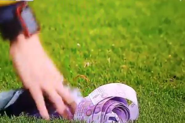 SUDIJA KUPI LOVU PO TERENU! Skandal na utakmici Anderleht - Bajern! (FOTO) (VIDEO)