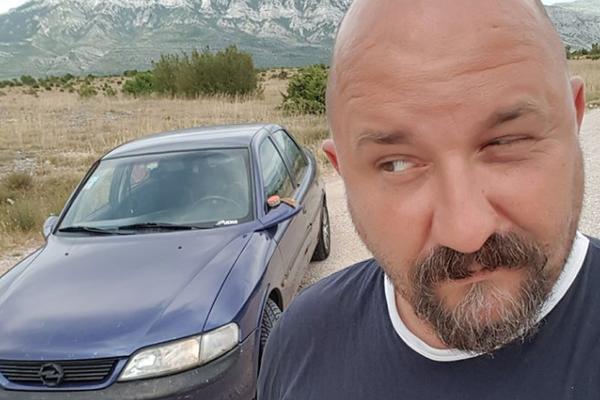 ŽENA KAD SA TAKVIM LEGNE U KREVET, KAO DA JE LEGLA SA LIGNJOM: Bloger Krule digao Balkan na noge!