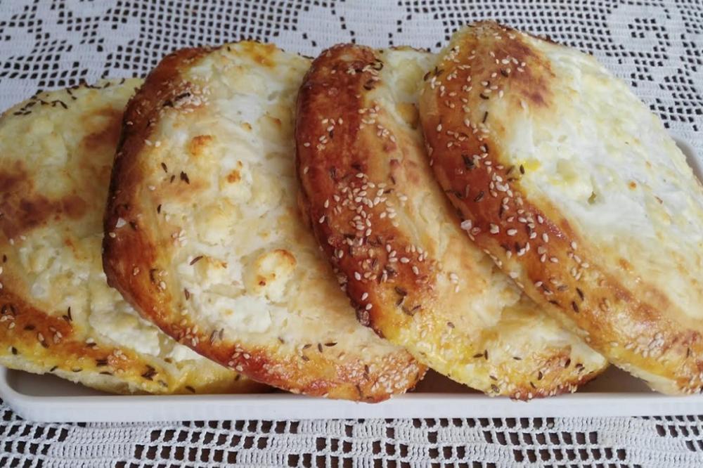 Ufff kad zamiriše! Lepinje sa kiselim mlekom i kajmakom su pogubne za liniju, al' im niko ne može odoleti! (RECEPT) (VIDEO)