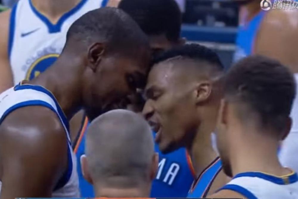 U DELIĆU SEKUNDE SPREČENA TUČA: Durent i Vestbruk se prozivali i vređali ceo meč, a onda je krenulo udaranje čelima! (VIDEO)