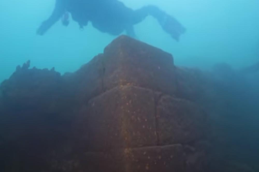 ZARONILI SU U NAJVEĆE TURSKO JEZERO I PRONAŠLI ČITAVU TVRĐAVU: Zidovi su joj visoki 4 metra, stara je 3000 godina! (VIDEO)