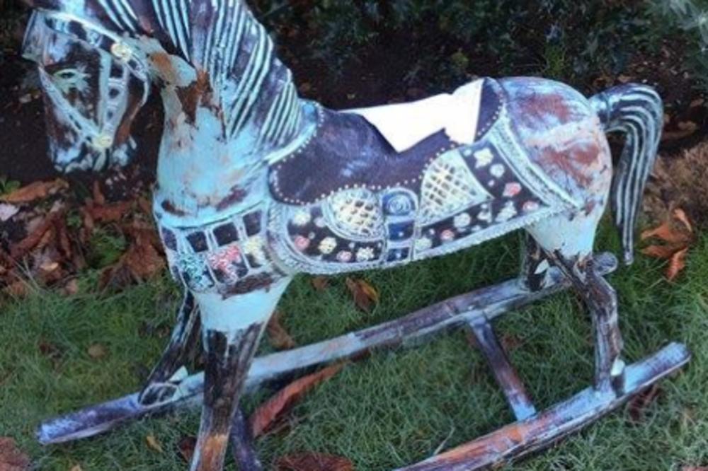 U DVORIŠTU JE PRONAŠLA JEZIVU IGRAČKU: Kada je pročitala poruku na njoj, odmah je pozvala POLICIJU!