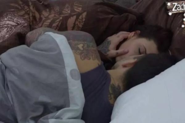 I EVO GA ZVANIČNO JOŠ JEDAN PAR ZADRUGE! Smuvali se Zorana i Filip, pljuštali poljupci u krevetu kao ludi! (VIDEO)