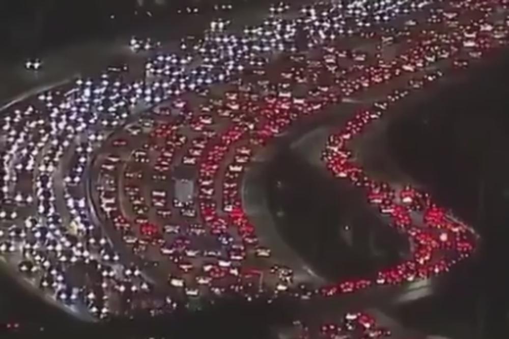 MISLILI STE DA JE SAOBRAĆAJ U BG PAKAO? Pogledajte kako izgledaju gužve u LA za Dan zahvalnosti! (VIDEO)