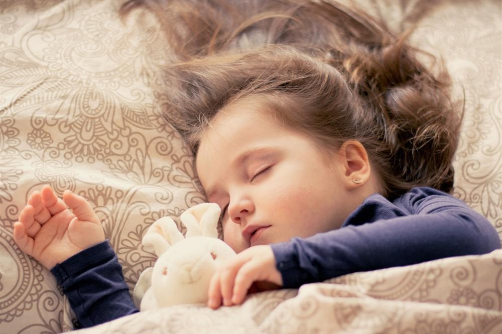 Šta muči decu koja škripe zubima dok spavaju? (FOTO)