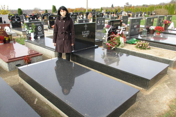 ŽIVOM NIŠLIJI UKRALI NADGROBNI SPOMENIK: Velimir u šoku, kupio ga od penzije za sebe i ženu!