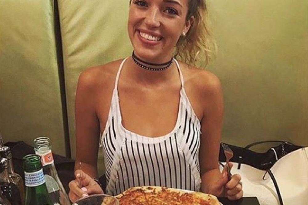 On zarađuje 100.000 funti nedeljno, a ona radi u butiku za dnevnicu u dve smene! Ovo je najskromnija žena fudbalera, a lepa je da boli glava! (FOTO)